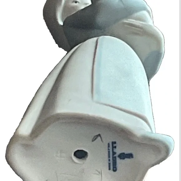 LLADRO Porcelain Figurine GIRL With Pig / Piglet 7" Tall Matt finish - Picture 4 of 5